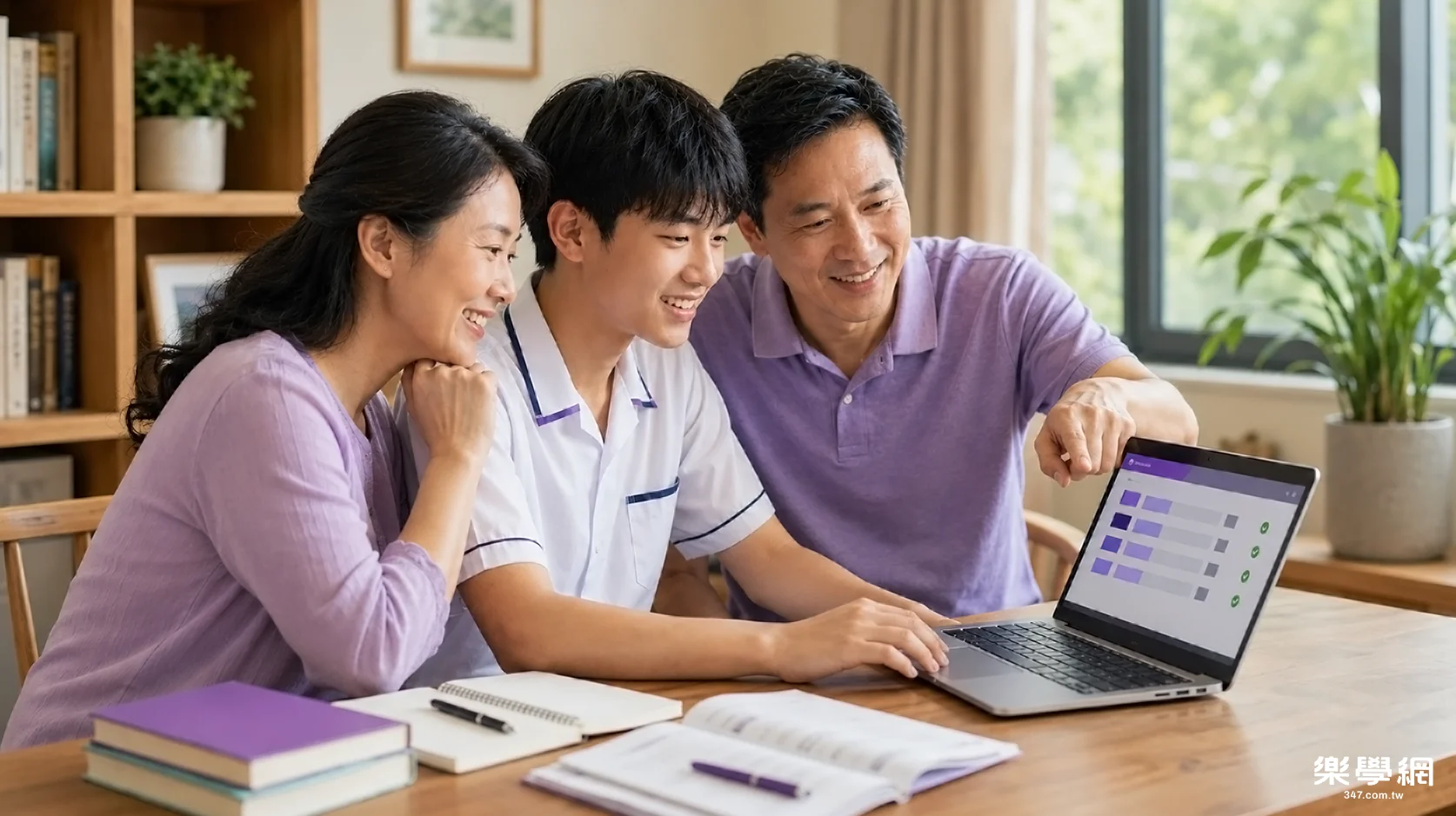 高中生與家長使用電腦討論分科落點結果，共同完成大學志願選填